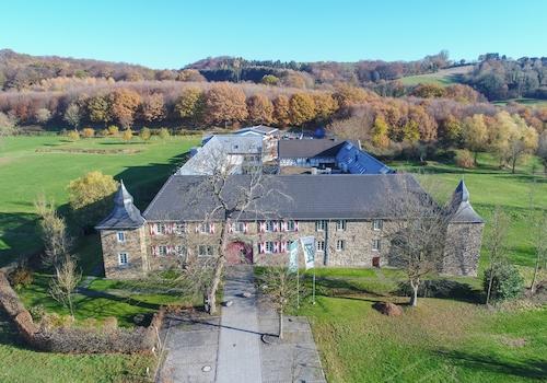 Gesamtansicht Burg Haus Sülz