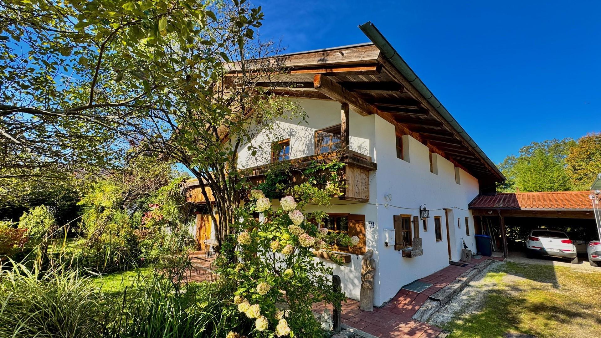 Haus Nordostseite mit Einfahrt