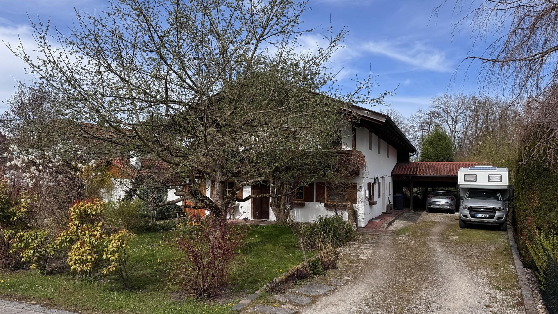 Haus Nordostseite mit Einfahrt