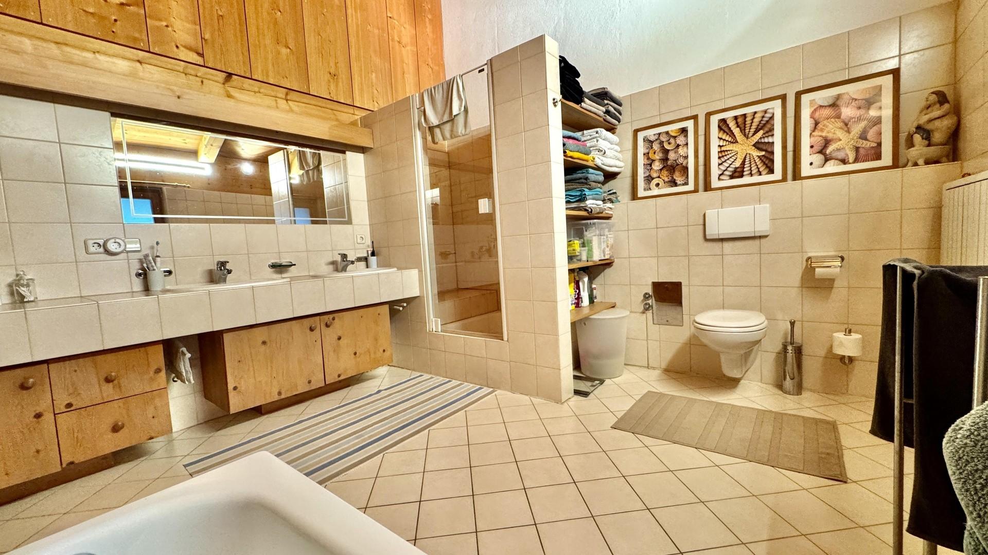 grosses Badezimmer