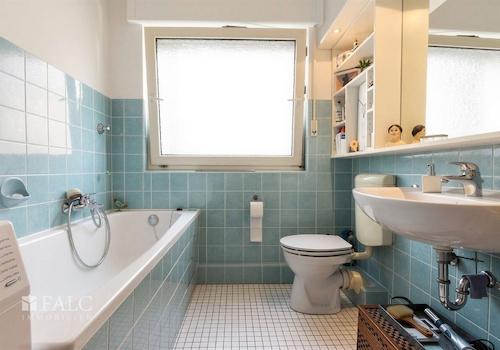 1. OG links Wannenbad mit Fenster
