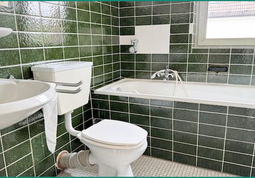 Badezimmer mit dem Charme der 1970er Jahre