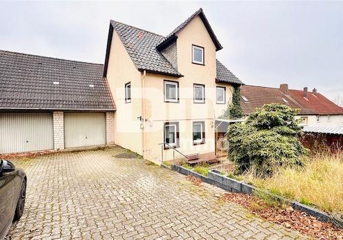 Große Zufahrt / Frontansicht / Zufahrt Garage