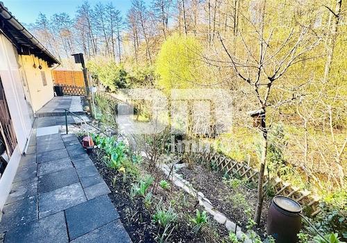Gartenbereich hinter den Carports mit Bachlauf