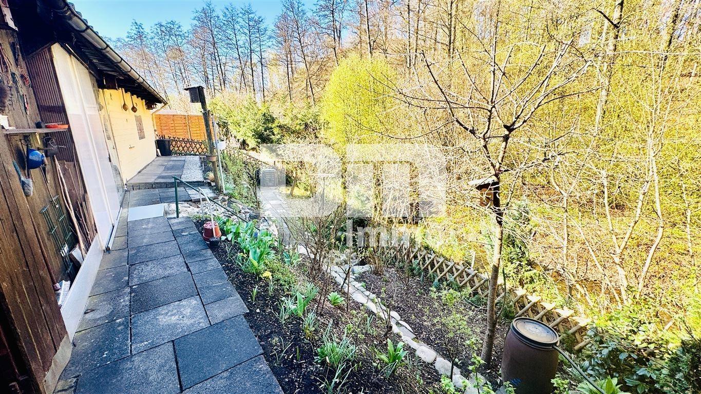 Gartenbereich hinter den Carports mit Bachlauf