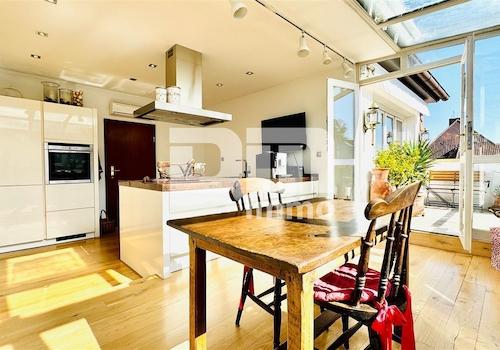 Küche / Luxus Einbauküche / Zugang Balkon