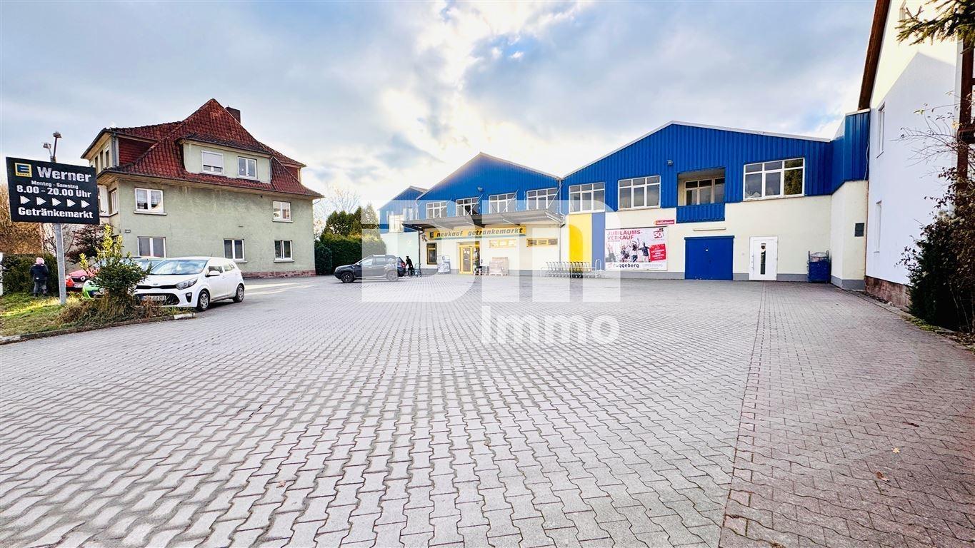 Parkflächen vor dem Gebäude
