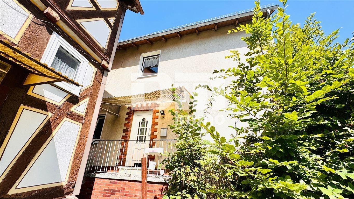 Frontansicht Haus massiv