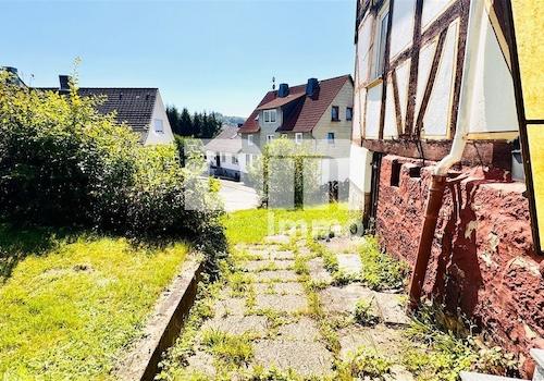 Zuweg zu beiden Häus