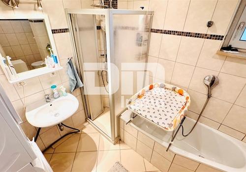 Badezimmer mit Wanne / Dusche / Waschmaschine