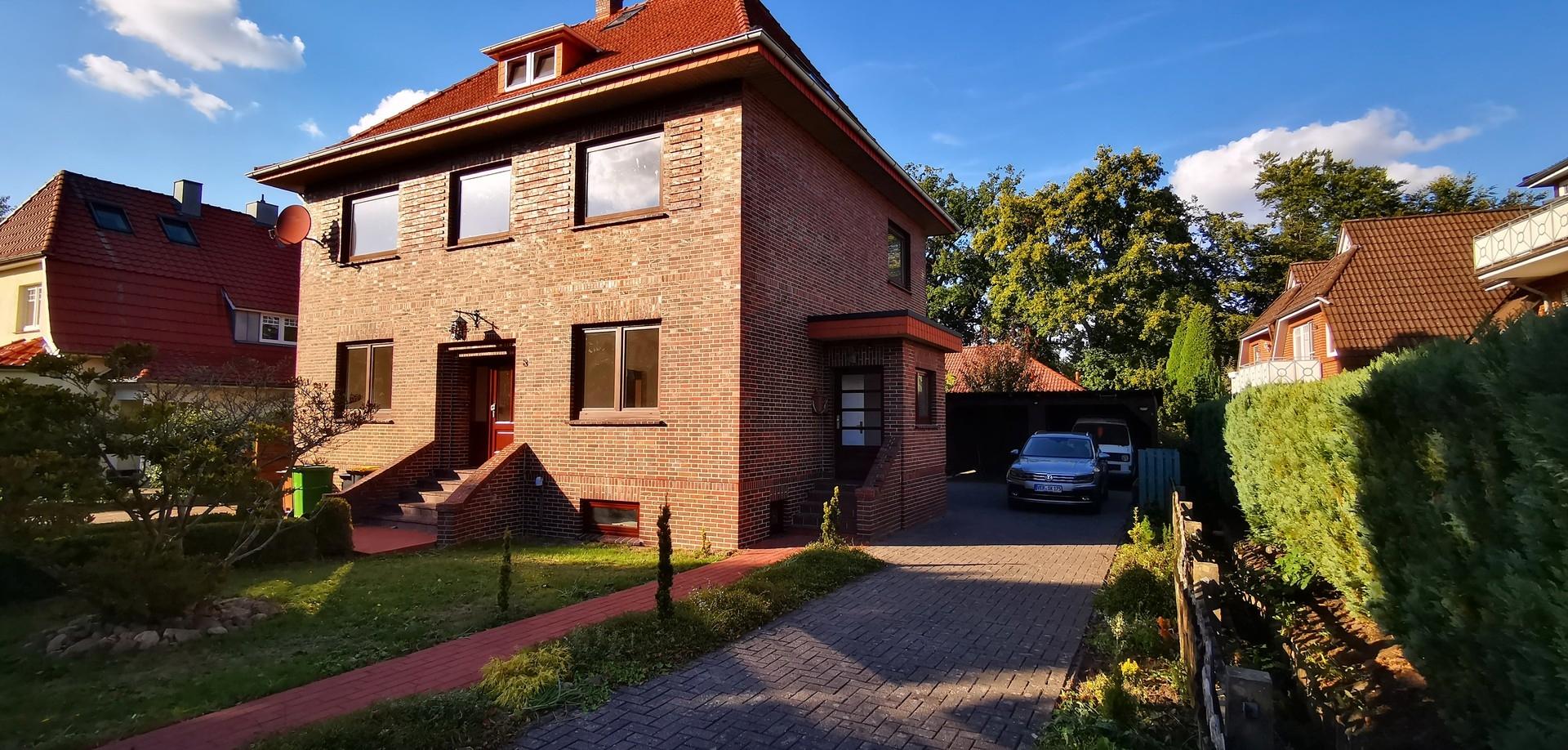 Straßenansicht von rechts