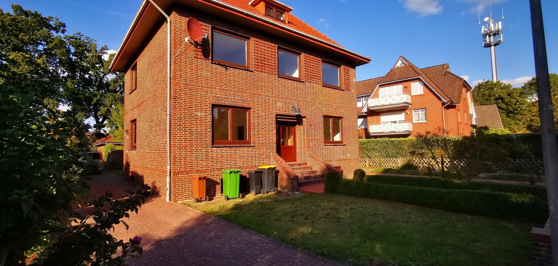 Straßenansicht von links
