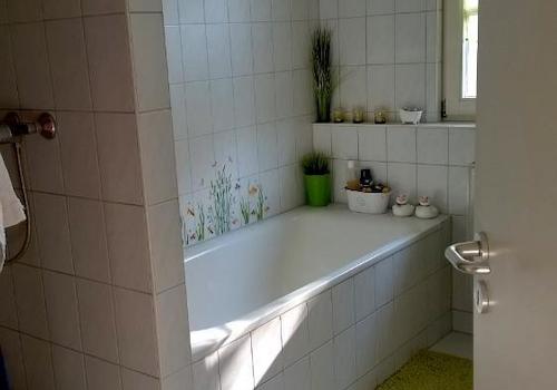 Bad mit Fenster, Wanne und Dusche
