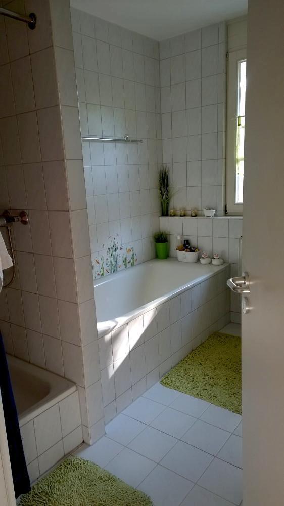 Bad mit Fenster, Wanne und Dusche