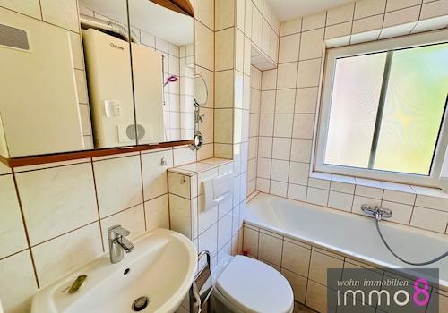 Badezimmer mit Wanne und Tageslichtfenster 