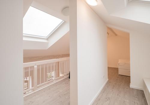 Empore über Wohn-Schlafzimmer