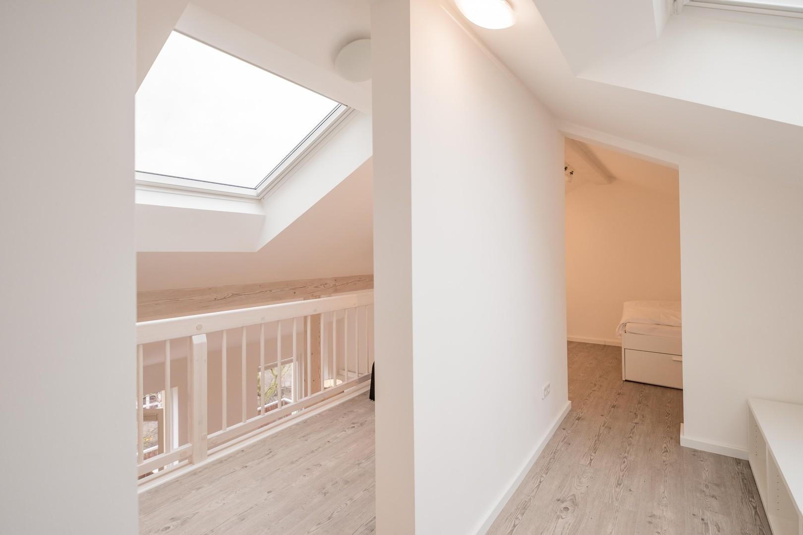 Empore über Wohn-Schlafzimmer