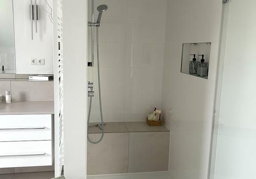 Dusche mit Sitzbank