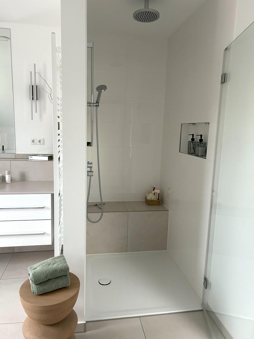 Dusche mit Sitzbank