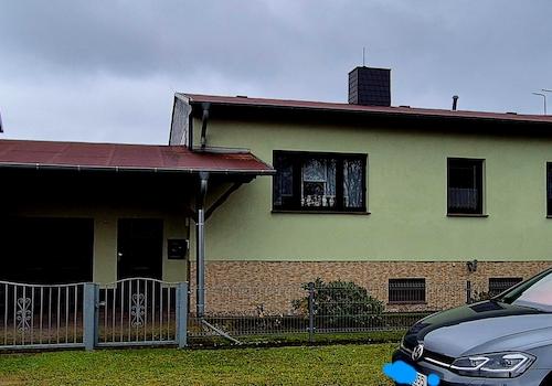 Vorderansicht mit Garage