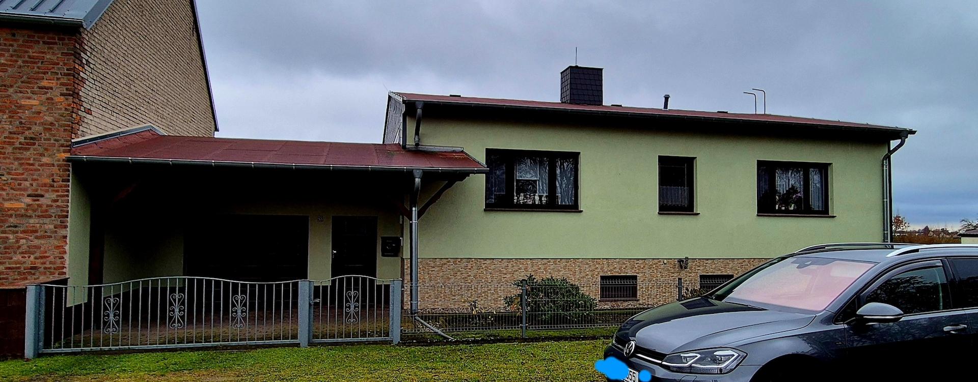 Vorderansicht mit Garage