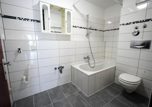 Bad (Badschrank im Keller)