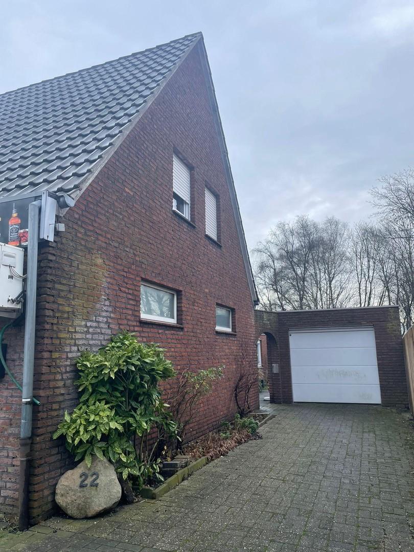Seitenansicht mit Garage