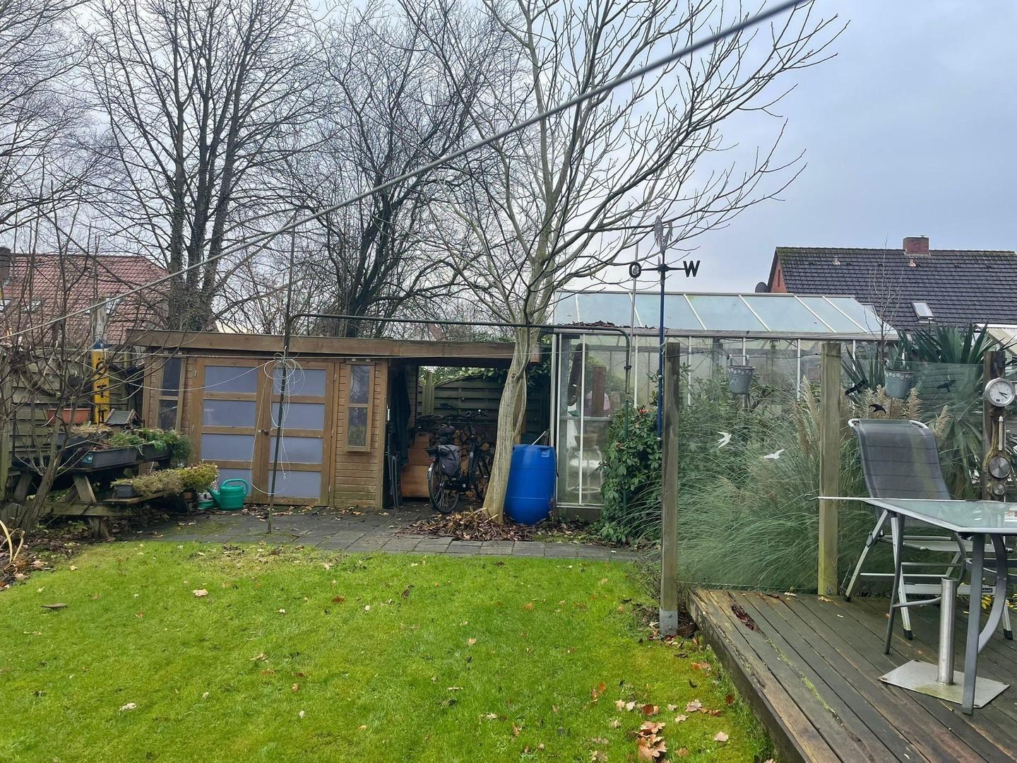 Garten mit Holzterrasse