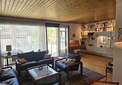 Wohnzimmer mit Balkon