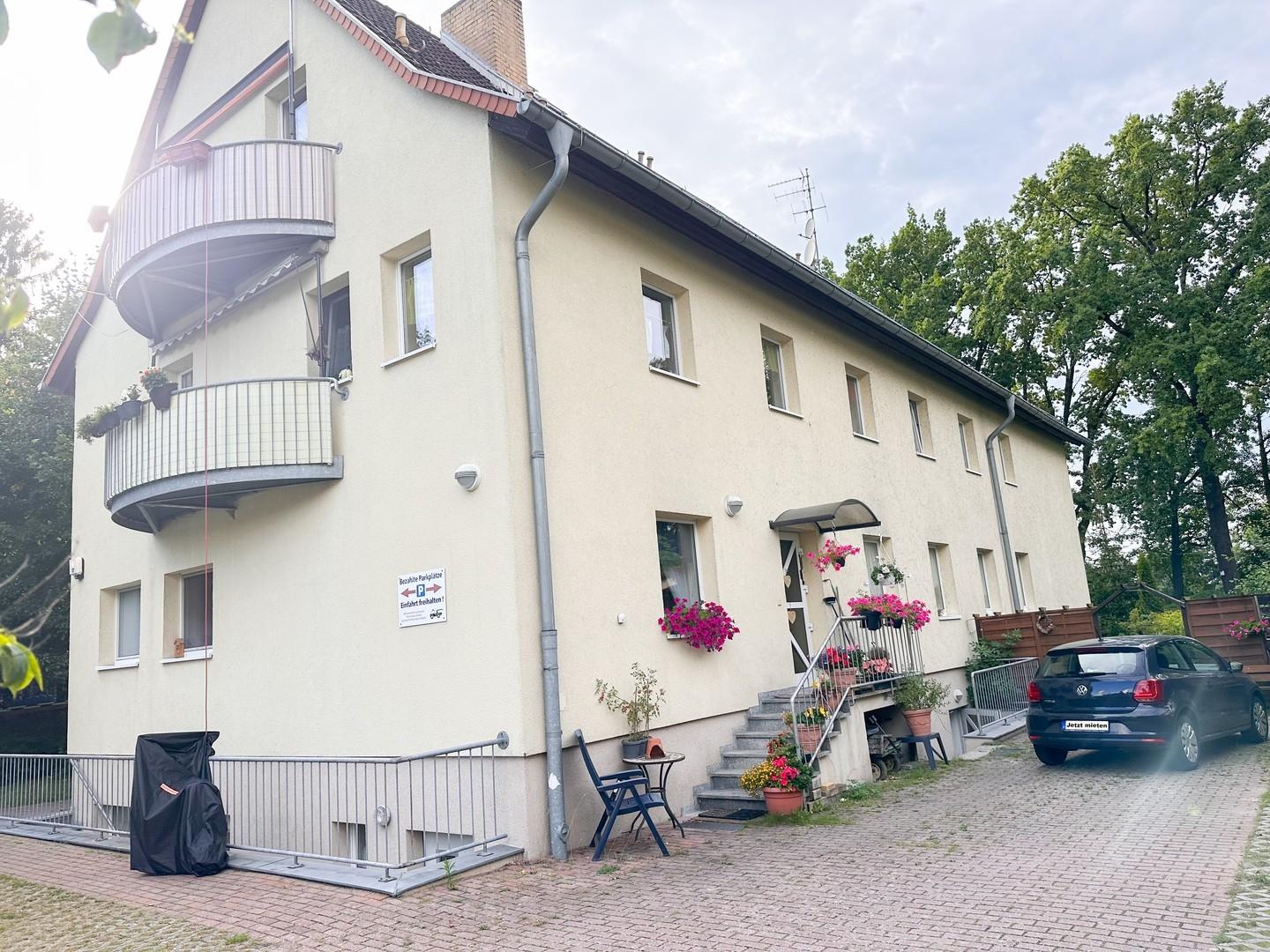 Straßenseite  mit Parkplätzen
