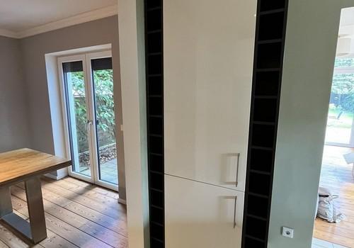 Kühlschrank mit Weinfächern
