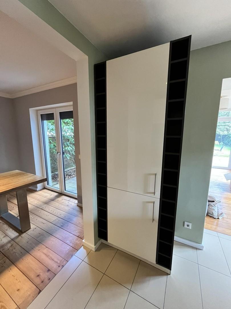 Kühlschrank mit Weinfächern