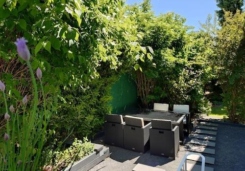 Sitzecke neben dem Haus