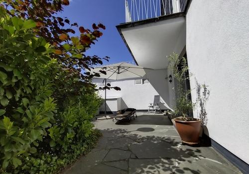 Terrasse neben dem Haus