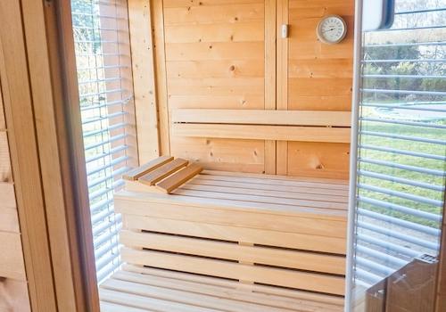 Sauna mit bodentiefem Fenster