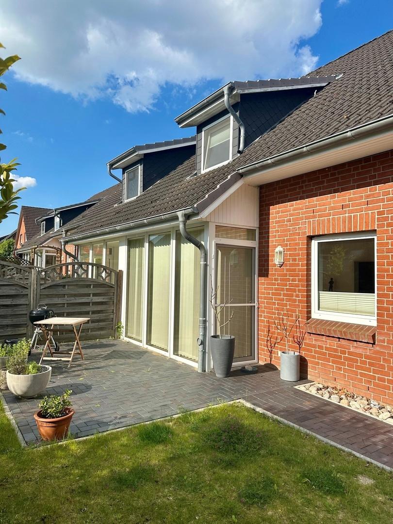 Vorderansicht mit Terrasse