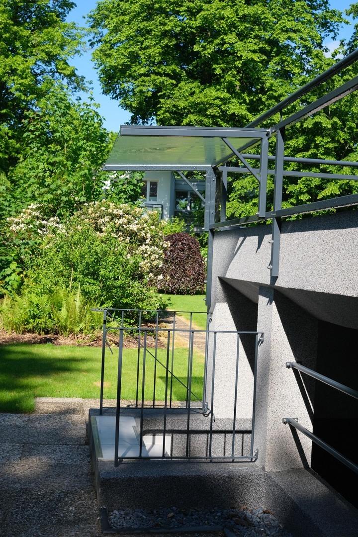 Glasdach zum Kellereingang