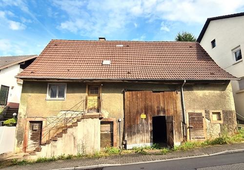 mit großer Scheune