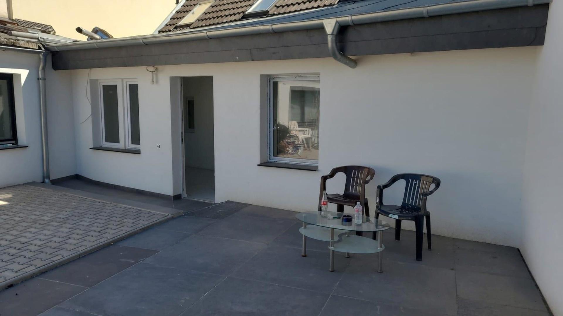Rückseite mit Terrasse