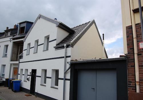 Straßenansicht und Garage