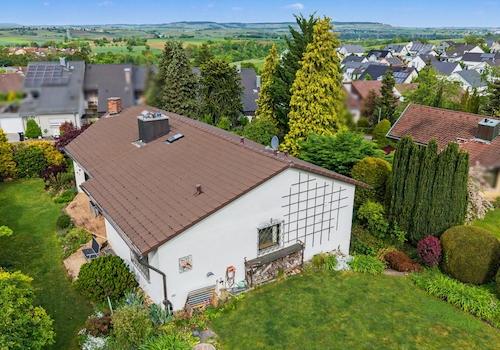 Östliche Gebäudeansicht mit Garten