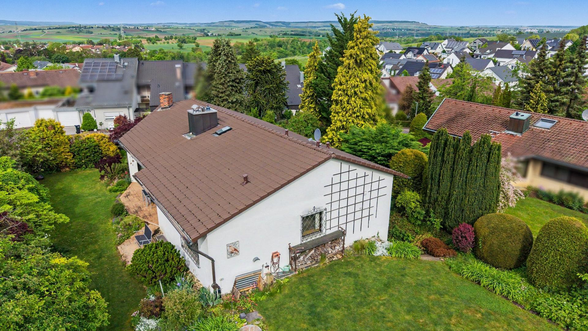 Östliche Gebäudeansicht mit Garten