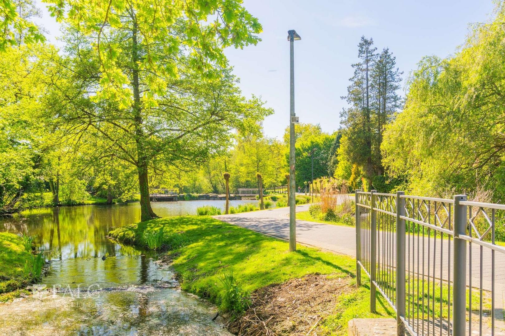Gegenüberliegender Park
