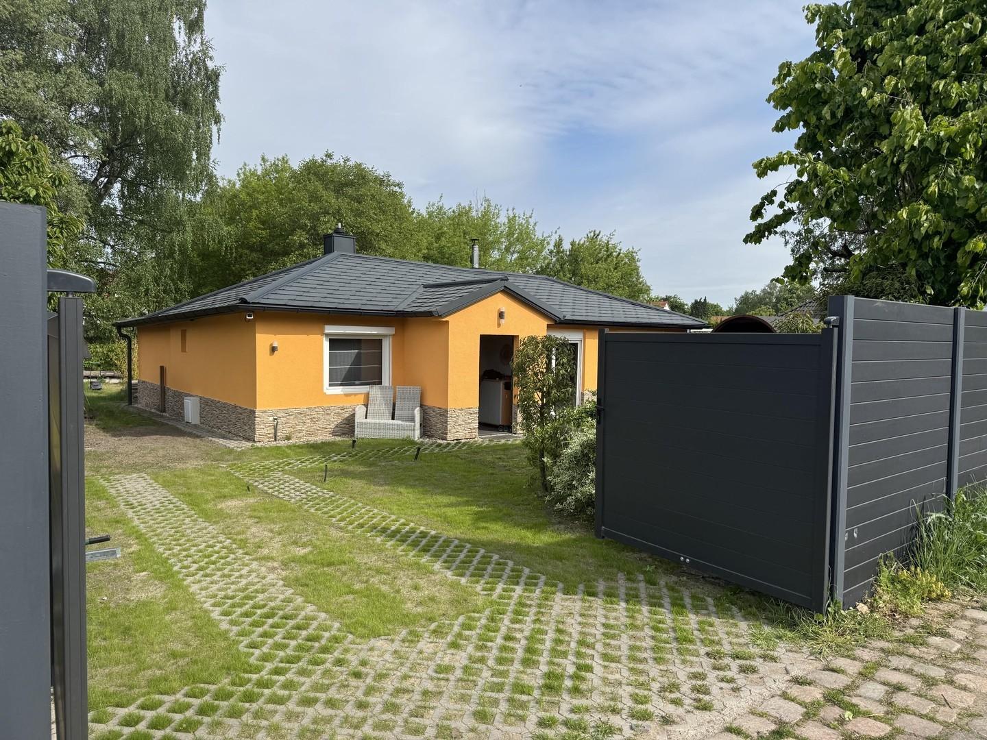 Haus & Einfahrt zum Grundstück