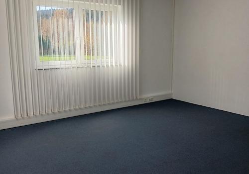 Büros mit Teppichböden