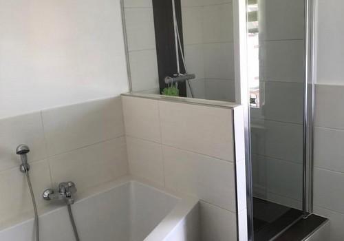 Dusche und Badewanne