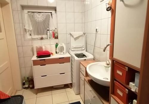 Badezimmer mit Dusche und Toilette