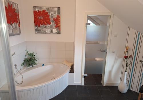 Bad-Obergeschoss Badewanne WC