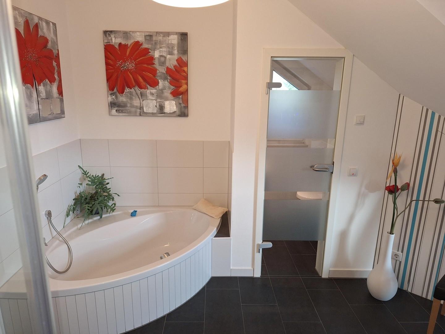 Bad-Obergeschoss Badewanne WC