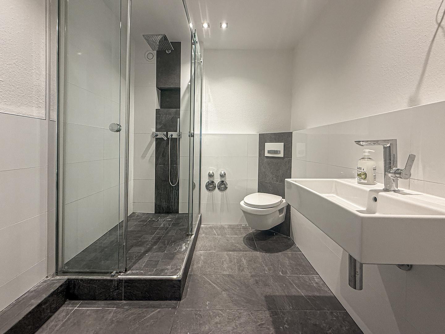 modernes Duschbad